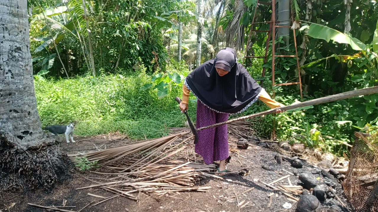Perjuangan Seorang Ibu Pembuat Sapu Lidi Hidupi 2 Anak Yatimnya