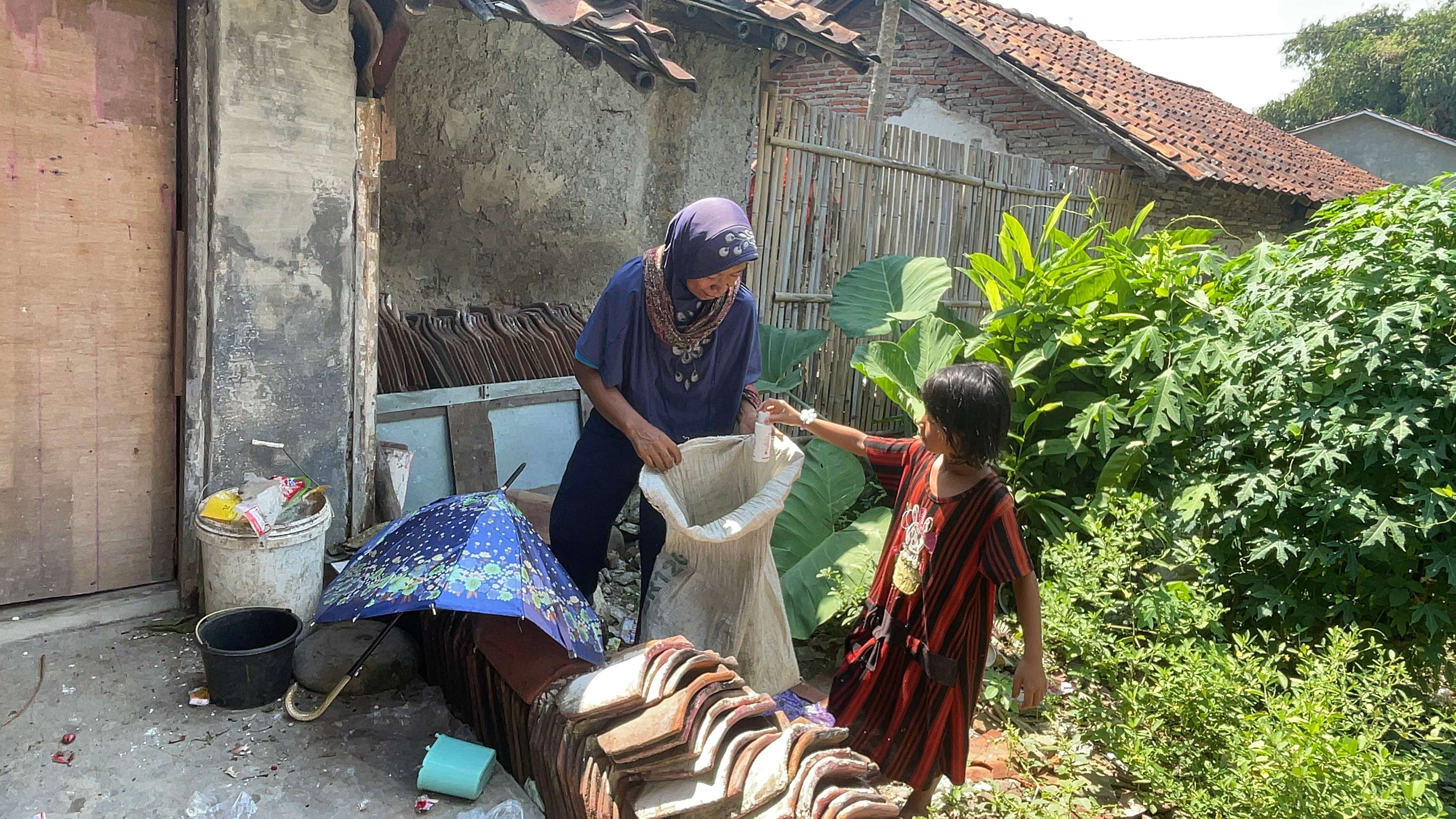 Cari Rongsok, Bantu Bu Siti Berjuang Hidupi Anaknya Sendirian