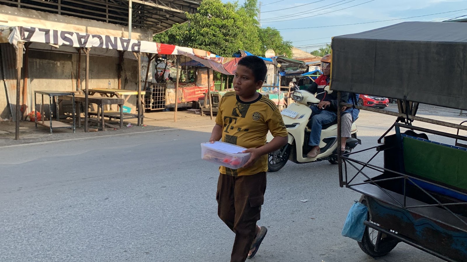 Ibu Pergi, Bocah Yatim Ini Jualan Gorengan Demi Sesuap Nasi
