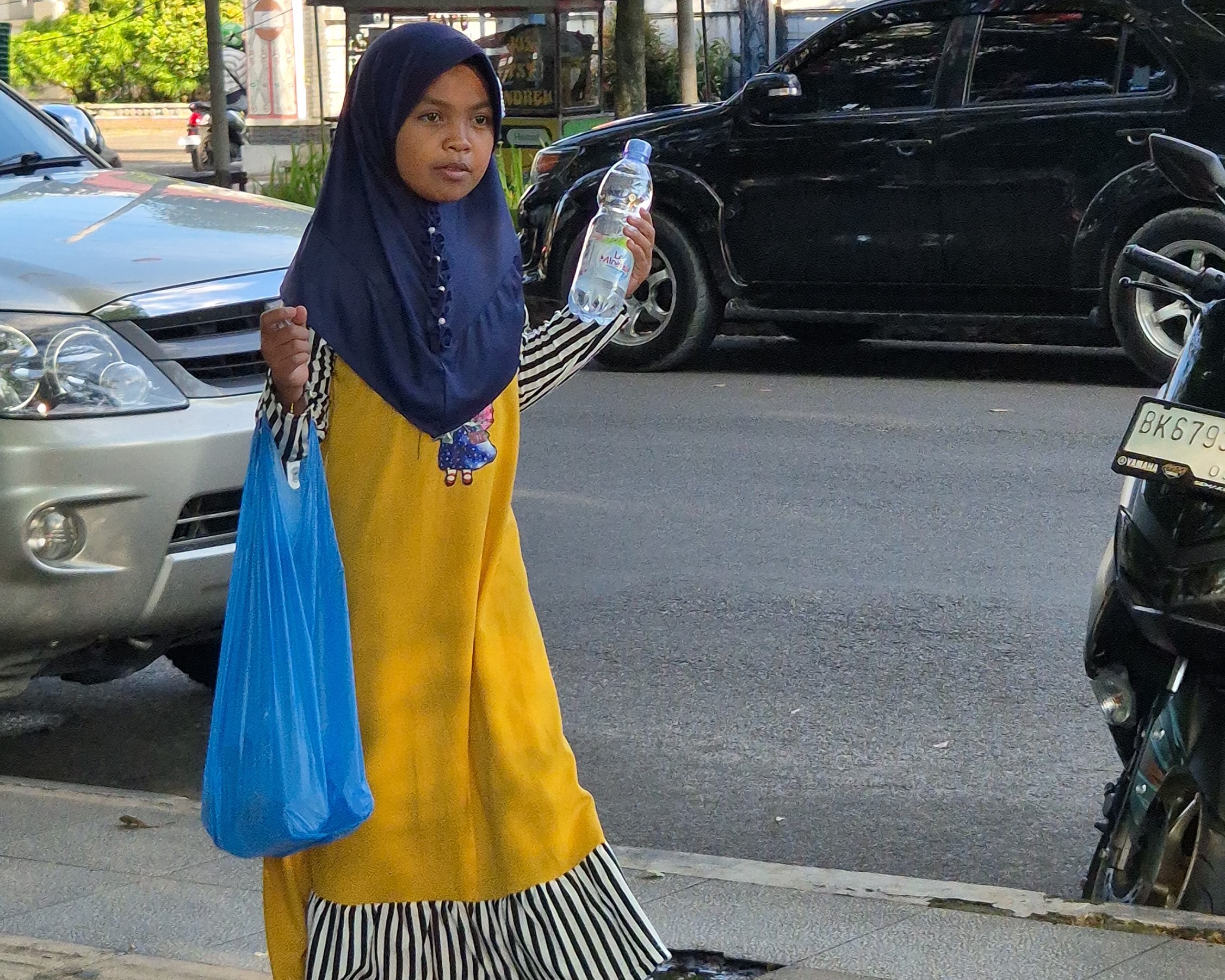 Jadi Penjual Air Mineral, Bantu Yatim Ini Berjuang