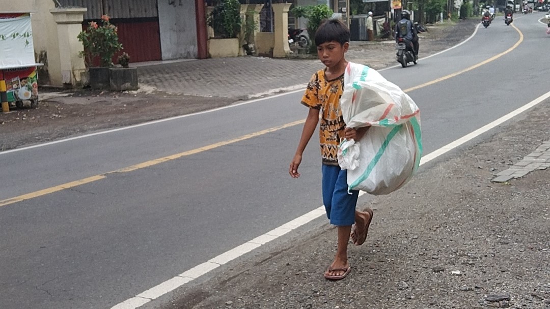 Ditelantarkan Orang Tua, Tyo Jadi Pemulung Demi Bertahan Hidup