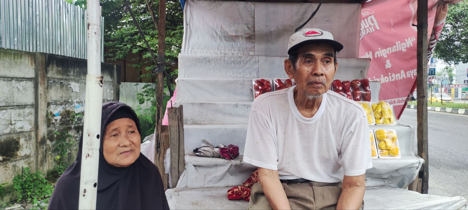 Jualan Tak Laku, Kakek Penjual Buah Ini Hidupi Cucu Terlantar