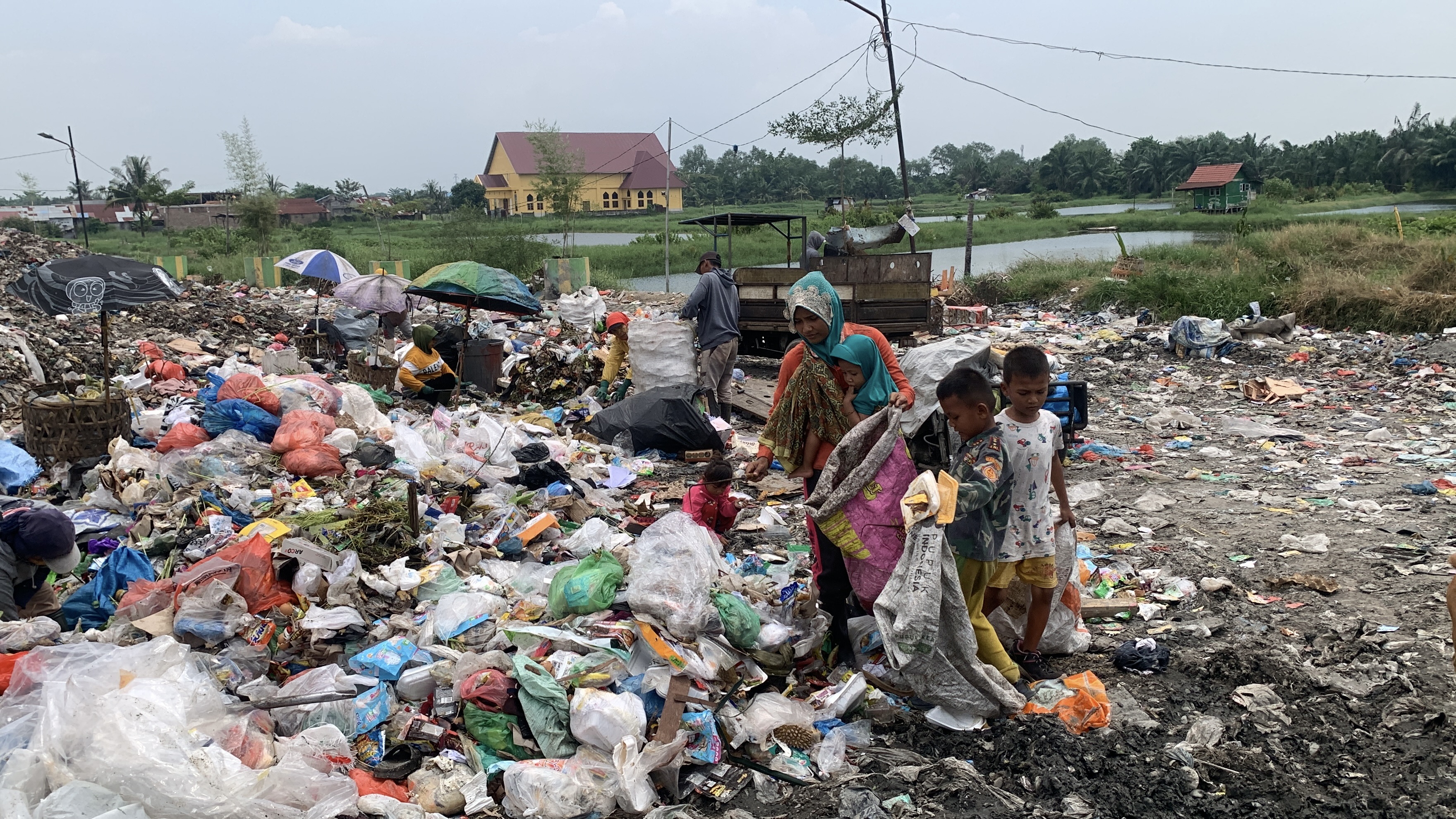 Bantu Ibu Pemulung dan 4 Anaknya Bertahan Hidup
