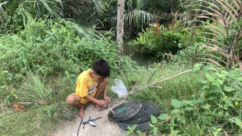 Bantu Bocah Piatu Pencari Kepiting Ini Bertahan Hidup