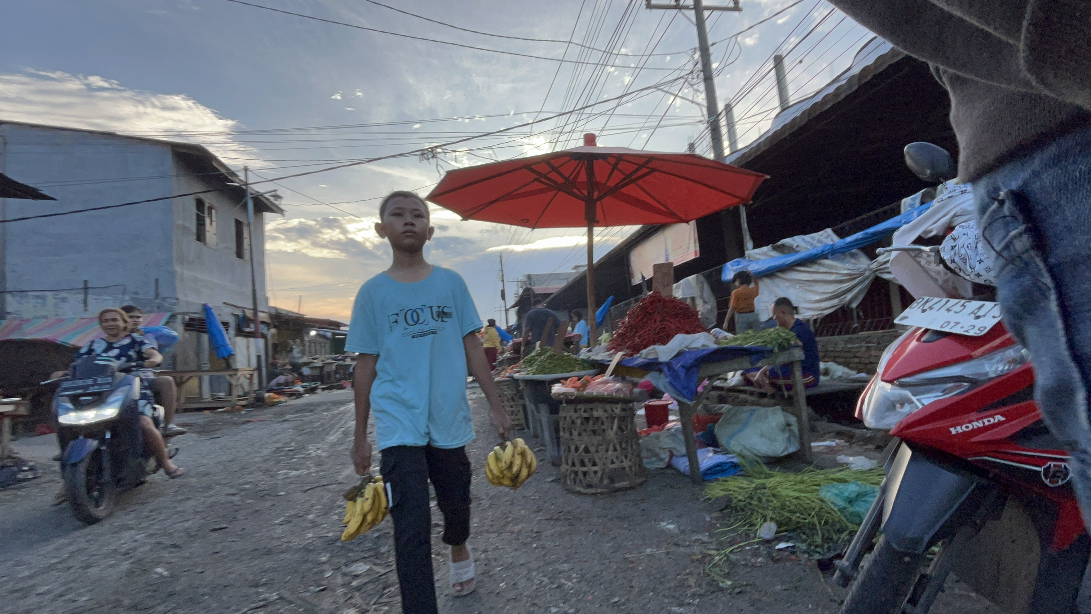 Bantu Piatu Penjual Pisang Ini Berjuang Demi Sesuap Nasi