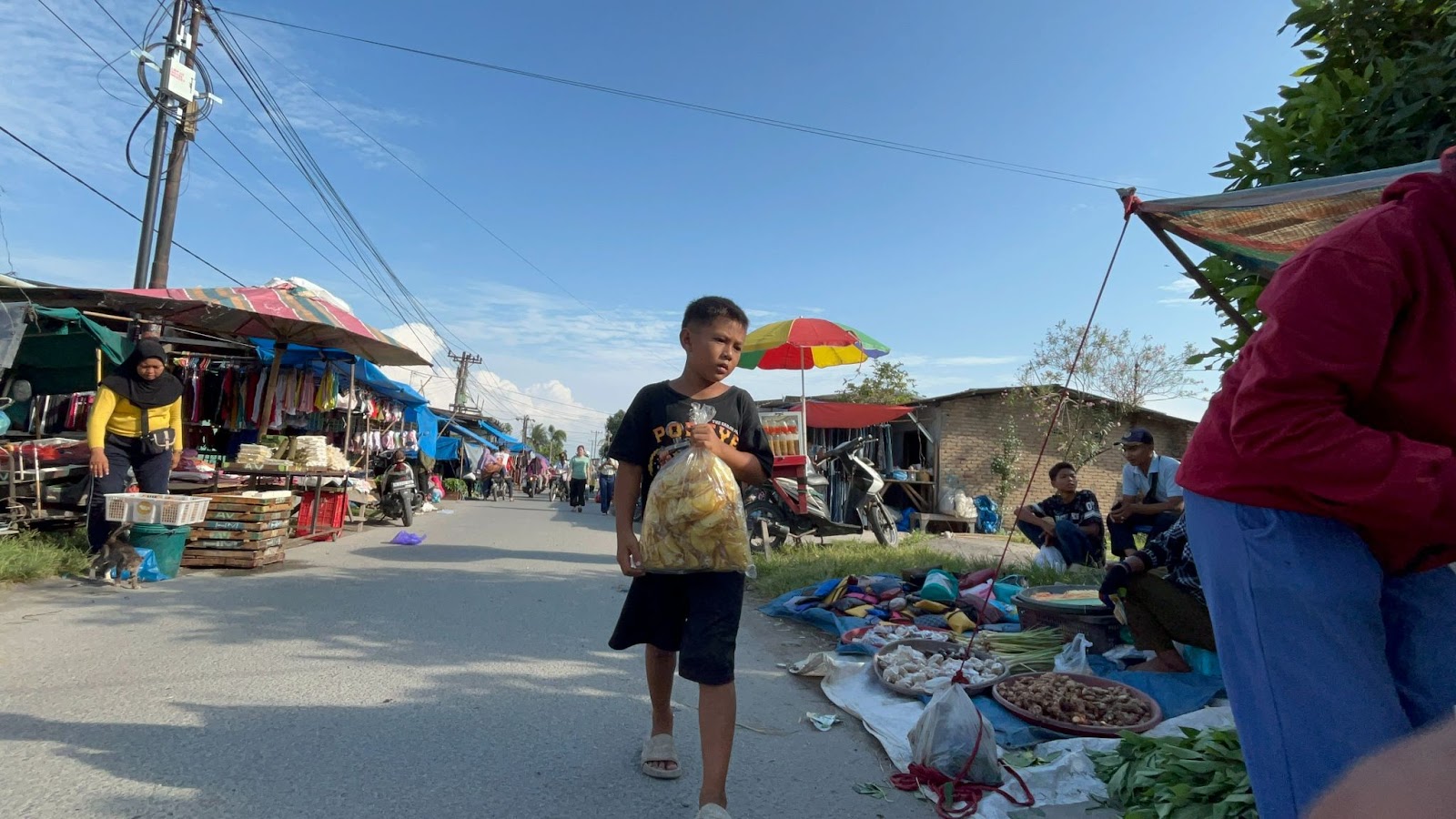Ibu Pergi, Bantu Yatim Penjual Keripik Ini Bertahan Hidup