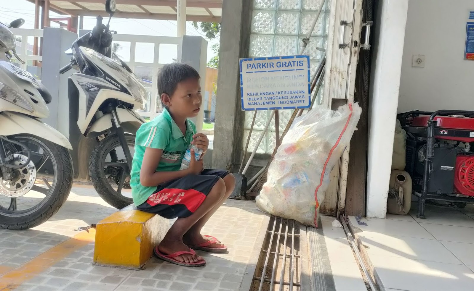 Perjuangan Bocah Yatim Piatu Ini Cari Rongsok Demi Menyambung Hidup