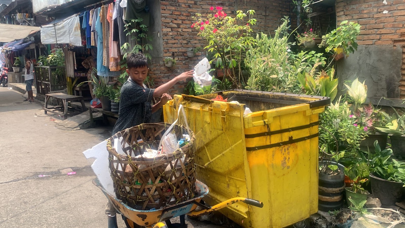 Ditelantarkan Orang Tua, Bantu Perjuangan Randi Jadi Tukang Sampah