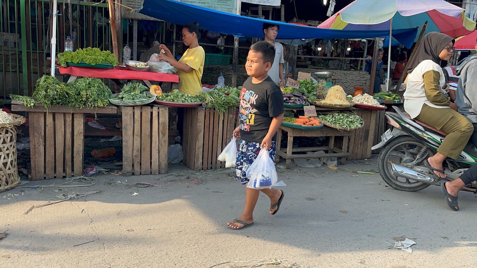 Keliling Jualan, Bantu Perjuangan Rizky Demi Sesuap Nasi